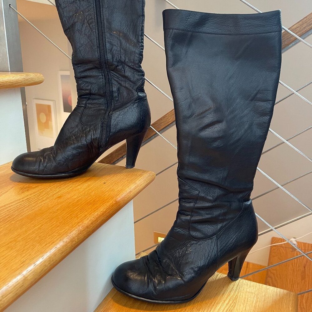 Belo black leather boots, below knee.